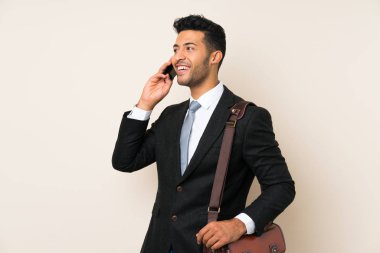 Izole arka plan üzerinde genç yakışıklı işadamı adam