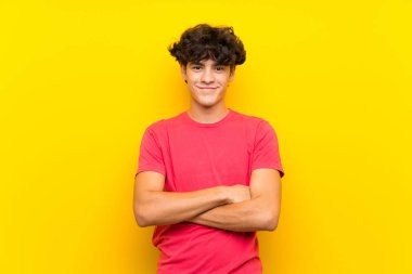 Izole sarı duvar üzerinde genç adam gülüyor