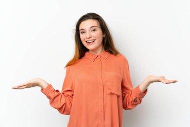 Genç esmer kız izole edilmiş beyaz arka plan ve şok olmuş yüz ifadesi.