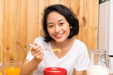 Asyalı Genç kadın kahvaltı
