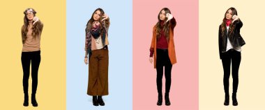 Olumsuz ifadelerle baş parmağını gösteren bir kadın grubu