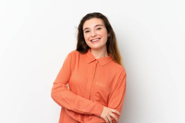 İzole edilmiş beyaz arka planda genç esmer kız kollarını ön cephede çapraz tutuyor.