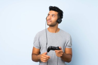 Videogames oynarken izole arka plan üzerinde genç yakışıklı adam