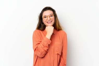 Genç esmer kız gözlüklü ve gülümseyen tenha beyaz arka planda.