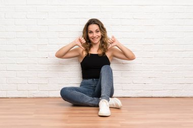 Genç Sarışın kadın yerde oturan gururlu ve kendinden memnun