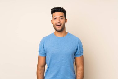 Yüzünde şaşırtıcı bir ifade olan, izole edilmiş genç yakışıklı bir adam.