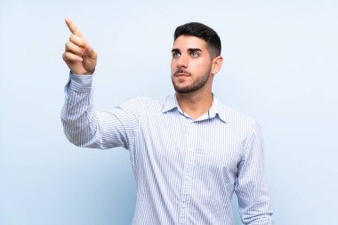 Şeffaf ekranda dokunarak izole mavi arka plan üzerinde Kafkas yakışıklı adam