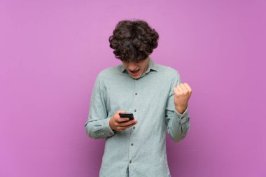 Izole mor duvar üzerinde genç adam şaşırttı ve bir mesaj gönderme