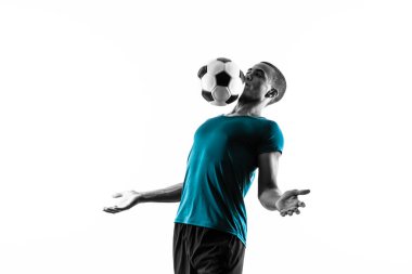 Izole beyaz arka plan üzerinde Afro Amerikan futbolcu adam