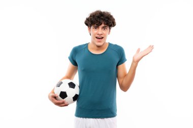 Genç futbolcu izole beyaz duvar üzerinde şok yüz ifadesi ile
