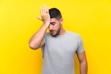 Izole sarı arka plan üzerinde genç yakışıklı adam yüz ifadesi karıştırmayın ile şüpheleri olan