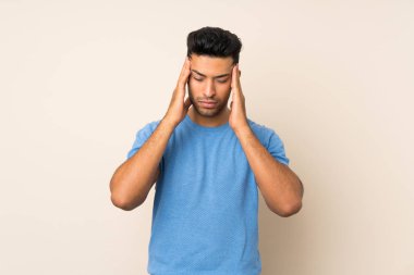 Genç, yakışıklı, soyutlanmış, başı ağrıyan bir adam.