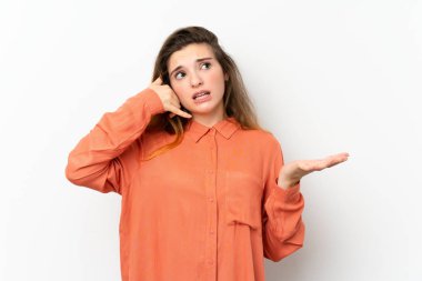 Genç esmer kız izole edilmiş beyaz arka planda telefon jestleri yapıyor.