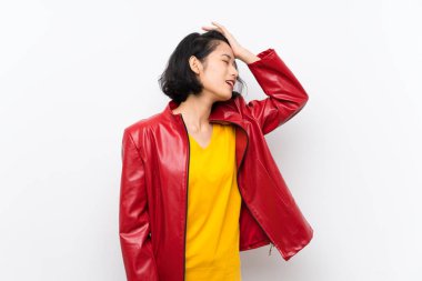 Izole beyaz arka plan üzerinde Asyalı genç kadın bir şey fark etti ve çözüm niyetinde