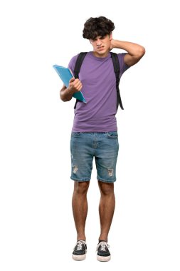 İzole beyaz arka plan üzerinde yaka ile genç bir öğrenci adam tam uzunlukta bir çekim