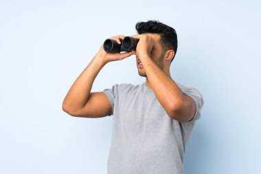 Siyah dürbün ile izole arka plan üzerinde genç yakışıklı adam