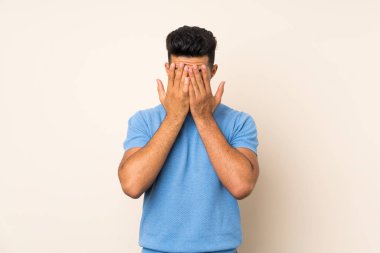 Genç, yakışıklı, soyutlanmış, yorgun ve hasta bakışlı bir adam.