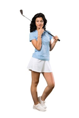 Genç bir golfçü kadının izole edilmiş beyaz arka plan üzerine bir fikir düşünmesi.