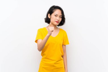 Izole beyaz arka plan üzerinde Asyalı genç kadın sinirli ve ön işaret