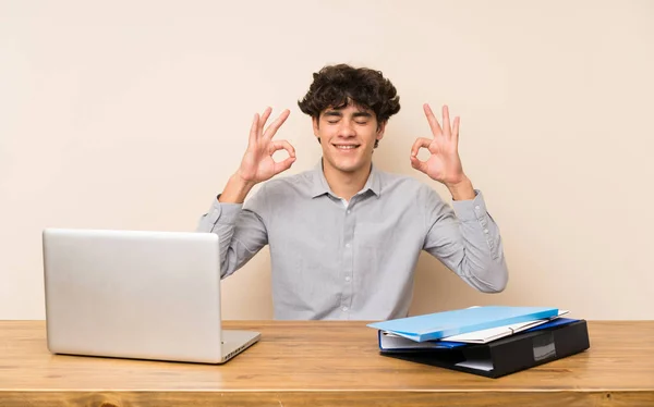 Młody Student Człowiek Laptop Zen Pose — Zdjęcie stockowe