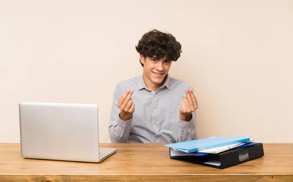 Jovem Estudante Com Laptop Fazendo Gesto Dinheiro — Fotografia de Stock