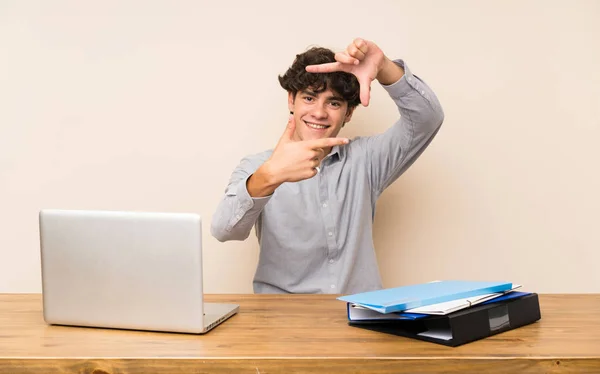 Dizüstü Bilgisayarı Odaklanan Genç Bir Öğrenci Çerçeveleme Simgesi — Stok fotoğraf