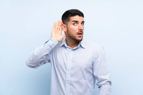 Caucasico Bello Uomo Isolato Blu Sfondo Ascolto Qualcosa — Foto Stock