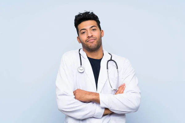 Joven Doctor Hombre Sobre Aislada Pared Azul Haciendo Gesto Dudas —  Fotos de Stock