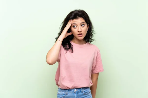 Giovane Donna Sfondo Verde Isolato Appena Realizzato Qualcosa Intenzione Soluzione — Foto Stock