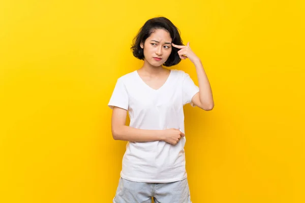 Asiatische Junge Frau Über Isolierte Gelbe Wand Macht Die Geste — Stockfoto