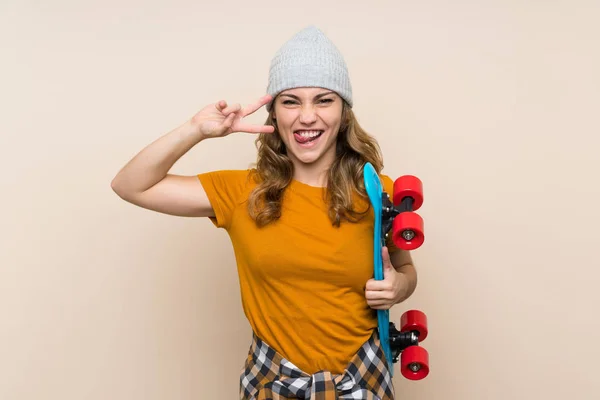 Joven skater rubia chica sobre aislado fondo —  Fotos de Stock