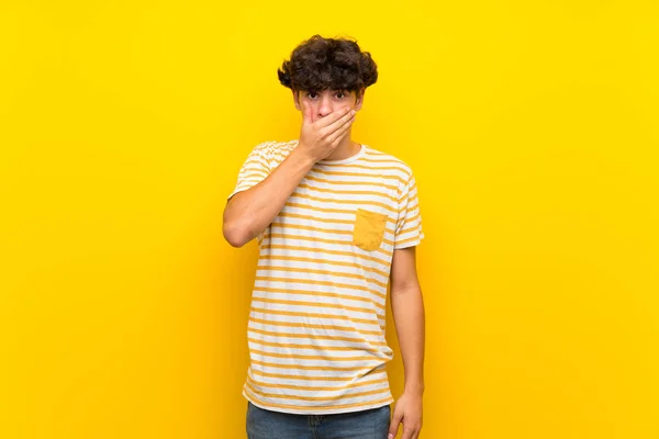 Young Man Isolated Yellow Wall Covering Mouth Hands — Stock Photo, Image