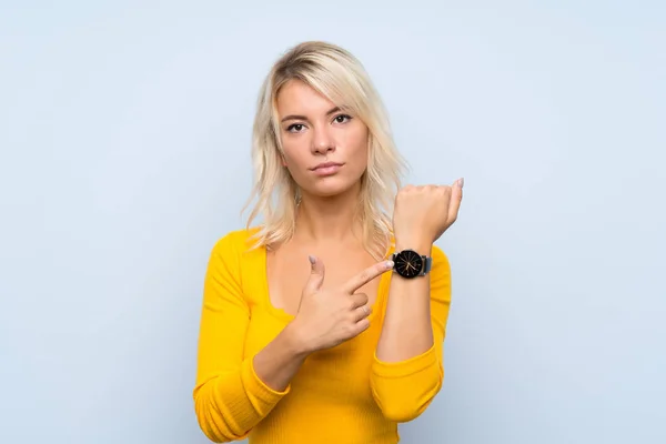 Jeune Femme Blonde Sur Fond Isolé Montrant Montre Main Avec — Photo