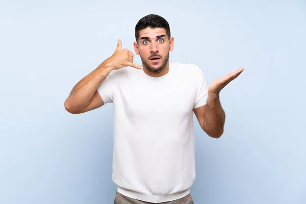 Caucásico Guapo Hombre Sobre Aislado Azul Fondo Haciendo Gesto Teléfono —  Fotos de Stock