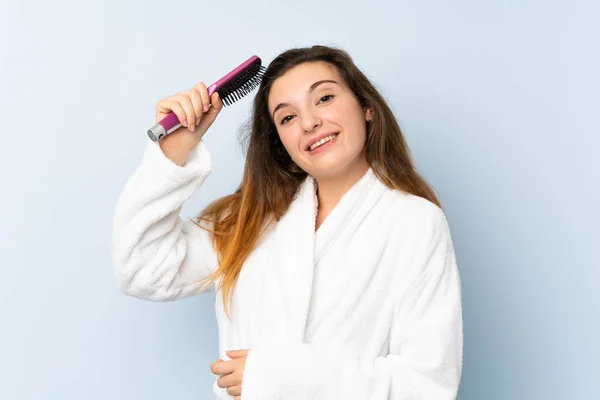 Giovane donna in accappatoio con capelli com — Foto Stock