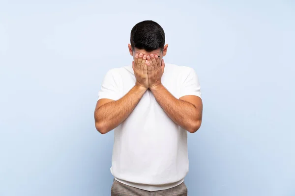 Kaukasischer Gutaussehender Mann Vor Isoliertem Blauen Hintergrund Mit Müdem Und — Stockfoto