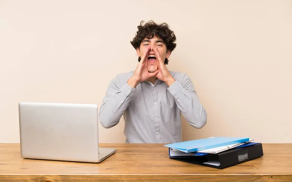 Jeune Homme Étudiant Avec Ordinateur Portable Criant Annonçant Quelque Chose — Photo