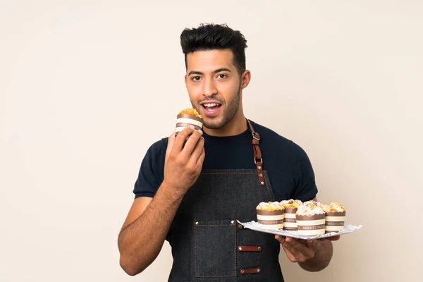 Jonge Knappe Man Geïsoleerde Achtergrond Houden Mini Cakes — Stockfoto