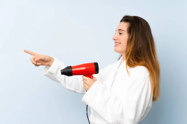 Jonge Vrouw Een Badjas Met Föhn Naar Zijkant Wijzen Een — Stockfoto