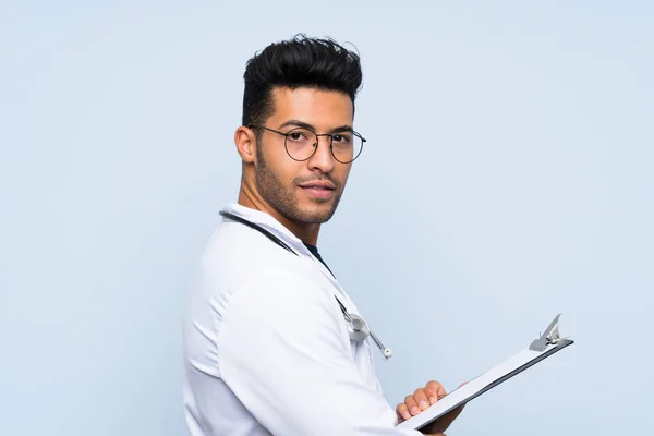 Joven doctor hombre sobre aislado azul pared —  Fotos de Stock