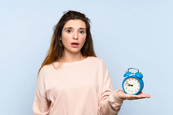 Jovem Morena Menina Mais Isolado Azul Fundo Segurando Vintage Despertador — Fotografia de Stock