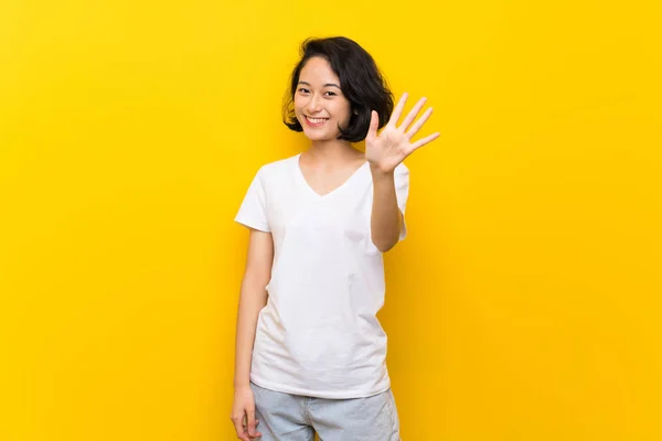Asiatique Jeune Femme Sur Isolé Jaune Mur Compter Cinq Avec — Photo
