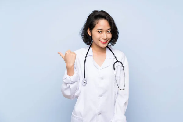 Doktorka Asijská Žena Ukazující Stranu Aby Předložila Produkt — Stock fotografie