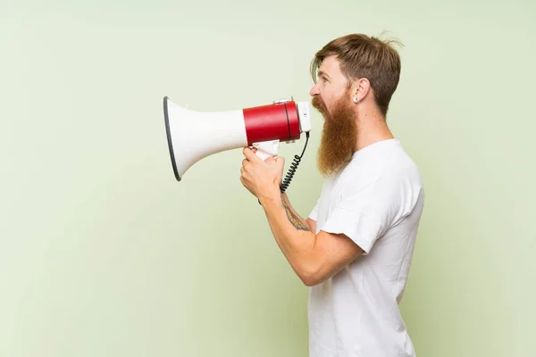 Roodharige Man Met Lange Baard Geïsoleerde Groene Achtergrond Schreeuwend Door — Stockfoto