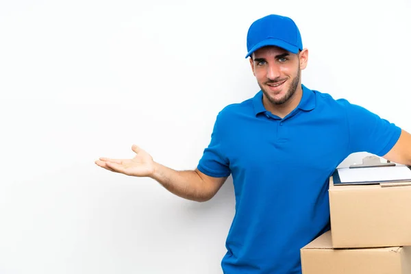 Delivery Man Över Isolerad Vit Bakgrund Innehar Copyspace Imaginära Handflatan — Stockfoto