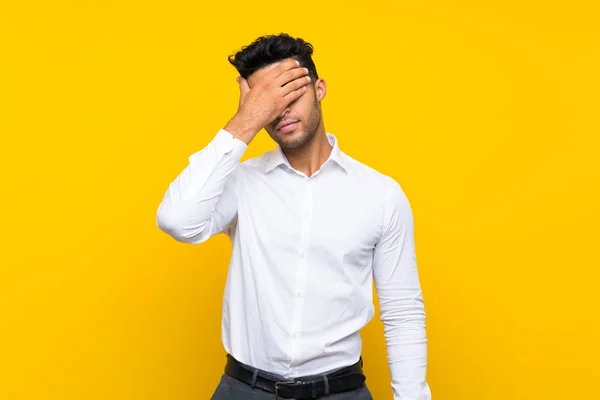 Joven Hombre Guapo Sobre Aislado Fondo Amarillo Cubriendo Los Ojos — Foto de Stock