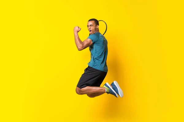 Afro American tenisista człowiek na białym tle żółty — Zdjęcie stockowe