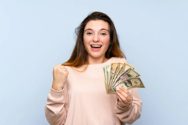 Jong Brunette Meisje Geïsoleerde Blauwe Achtergrond Nemen Veel Geld — Stockfoto