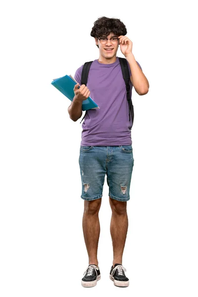 眼鏡をかけた若い学生の男のフルレングスショットと孤立した白い背景に驚いた — ストック写真