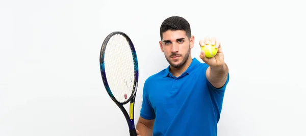 잘 생긴 젊은 테니스 선수 남자 위에 고립 된 흰색 벽 — 스톡 사진